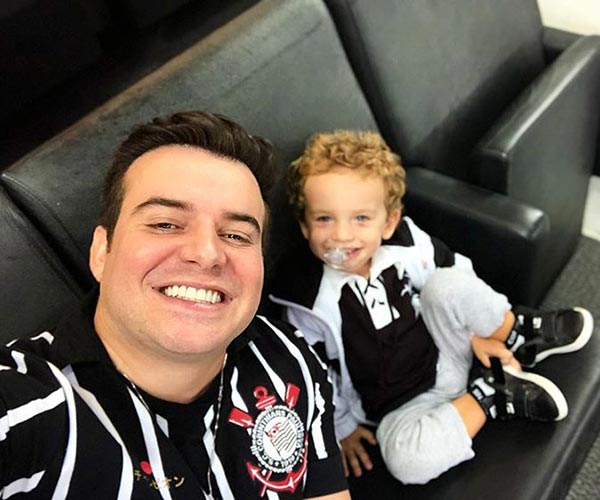 Belutti e o filho Luis Miguel vestidos com camisa do corinthians