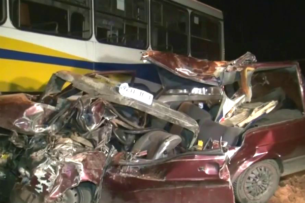 Colisão frontal entre carro e ônibus deixa quatro mortos SBT