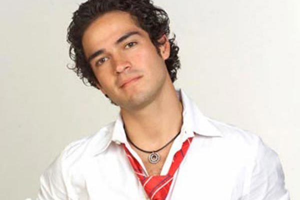 Alfonso Herrera Aparece Cantando Hit De Sucesso E F S Pedem Volta De