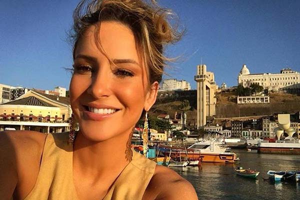 SBT TV Claudia Leitte posa de biquíni e mostra barriga de cinco meses