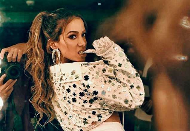 Anitta Quebra Barreiras E Aposta Em Macac O Totalmente Transparente