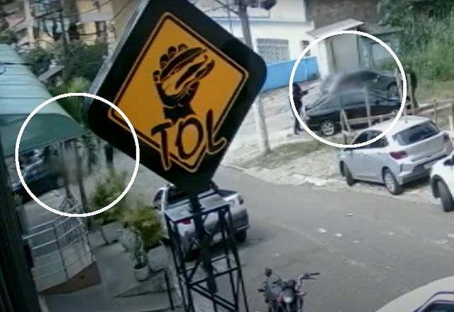 Vídeo flagra assassinato vereador e filho em Duque de Caxias RJ SBT