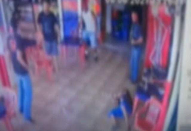 Homem Tenta Esfaquear Clientes De Bar E Baleado Por Pm Sbt News