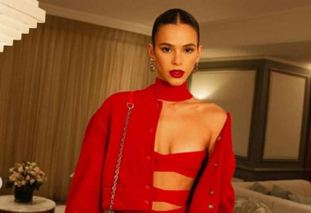 SBT TV Bruna Marquezine posa apenas de toalha em ensaio fotográfico