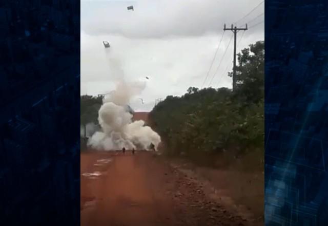 Vídeo mostra momento em que quadrilha explode carro forte Polícia