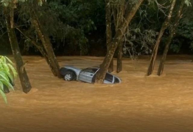 Mg Mulher Morre Arrastada Pela Gua Da Chuva Carros S O Levados Para