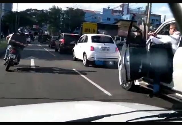 Vídeo motorista reage a assalto e atira contra ladrão que foge SBT News