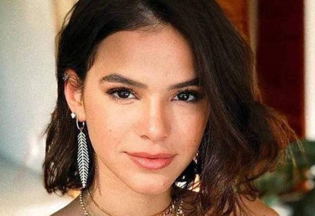 SBT TV Bruna Marquezine Esbanja Beleza E Ostenta Barriga Sequinha Em