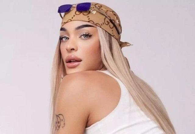 SBT TV Pabllo Vittar posa só de calcinha micro e sensualiza