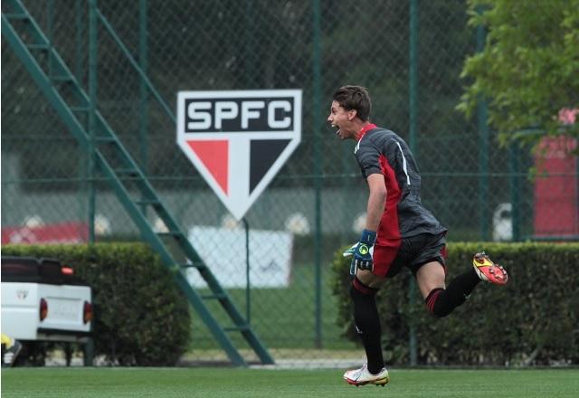 Novo Ceni Goleiro do sub 20 do São Paulo faz gol de falta e lance