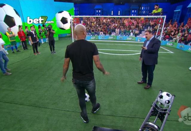 Sbt Tv Deyverson D Susto Em Ratinho E Quase Acerta Bola No Buraco Do