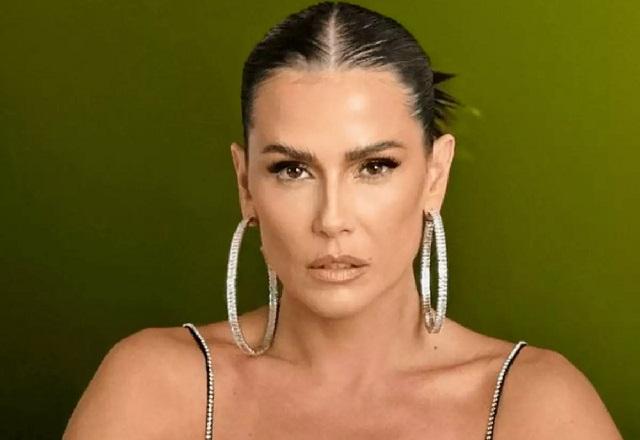 SBT TV Deborah Secco Posa Micro Biquini E Quase Mostra Demais