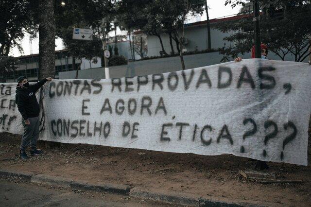 Torcida Do Corinthians Faz Protesto Faixas No Ct E Na Sede Do Clube