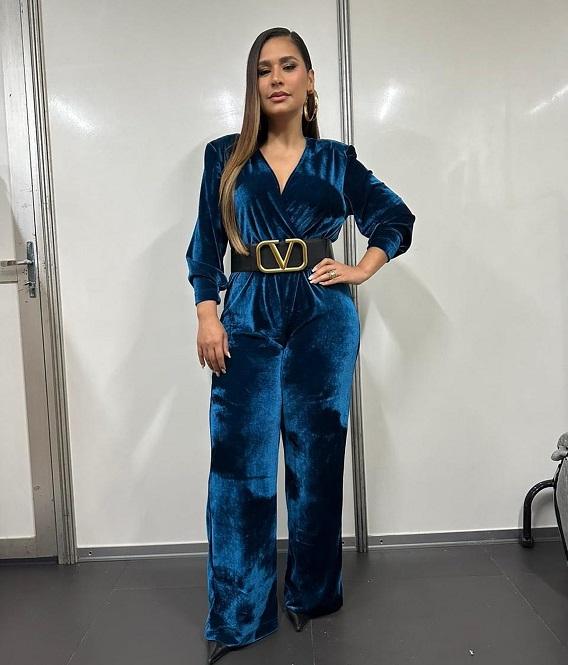 SBT TV Simone Aposta Em Look Poderoso Para Show E Esbanja Cinturinha