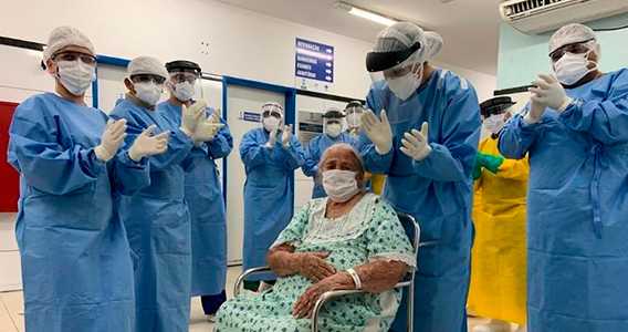 Foto: Dona Francisca no meio da equipe médica, sendo aplaudida. Crédito: Ascom/Prefeitura de Teresina