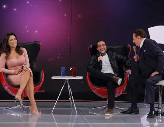 Raul Gil, Thammy Miranda e Andressa conversam no palco do programa