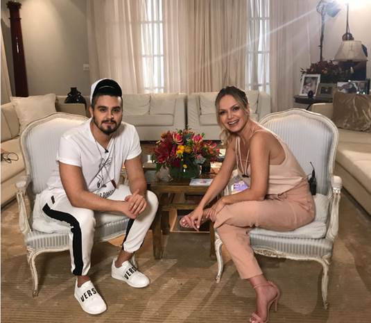 Eliana recebe o cantor Luan Santana em sua casa
