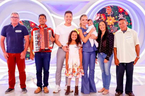 Wesley Safadão e Mikaely no programa Eliana