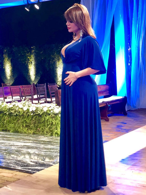 Valentina Francavilla usa vestido azul para casamento de seu colega