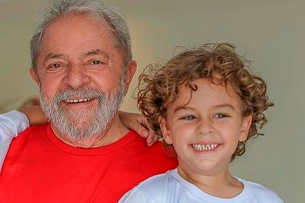 Lula ao lado do neto, Arthur