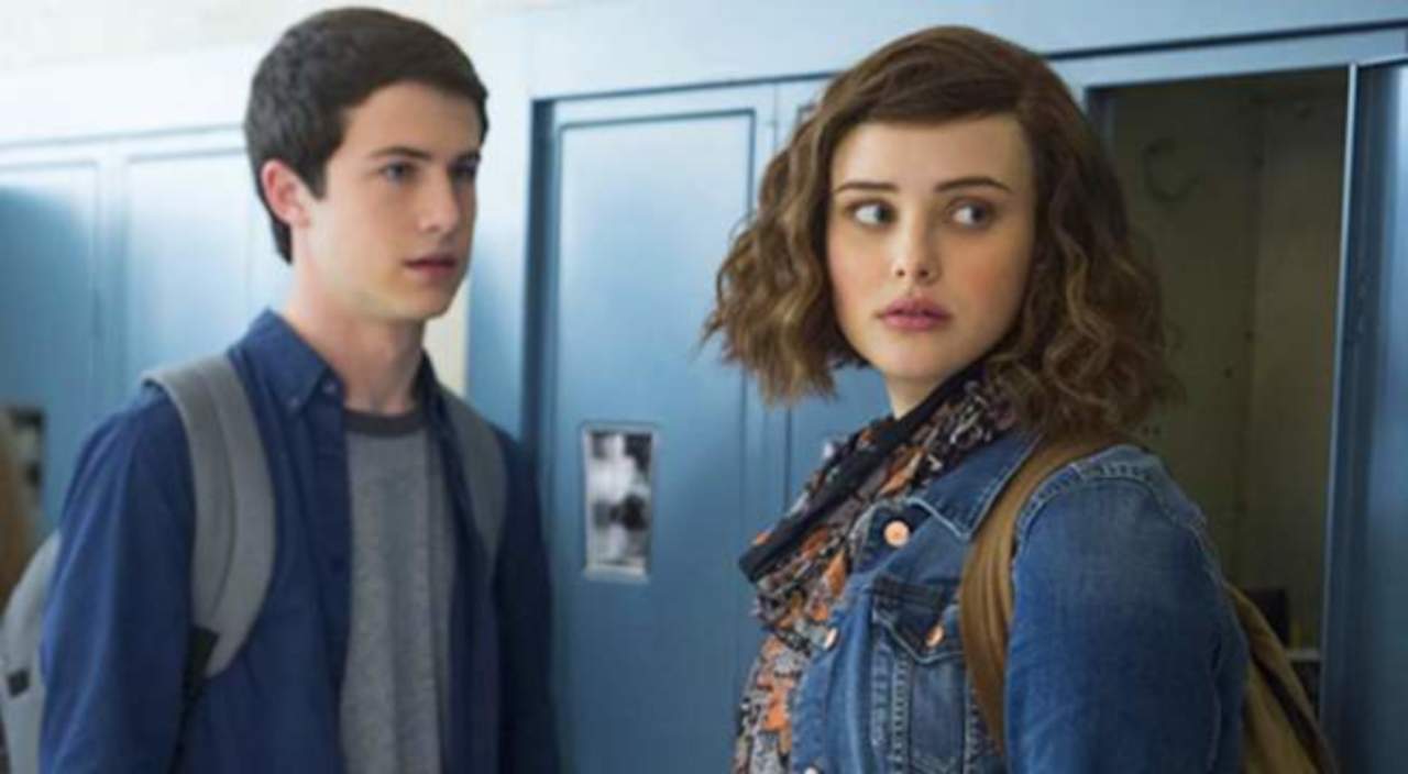 Os dois protagonistas no corredor da escola em cena da série adolescente 13 Reasons Why
