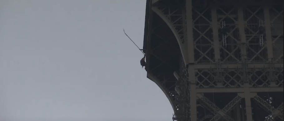 Intruso invade Torre Eiffel