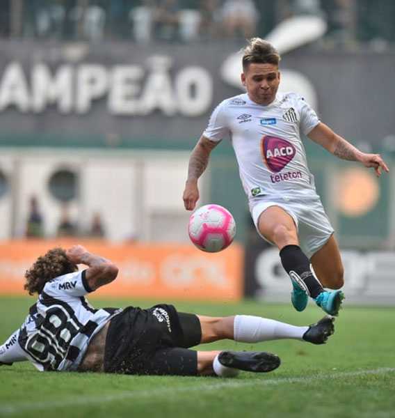 Jogador do Santos durante jogo com a camisa com o logo da AACD Teleton