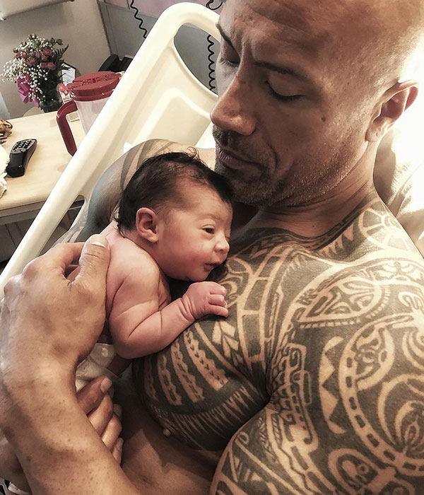 The Rock segurando a filha Tiana após o nascimento