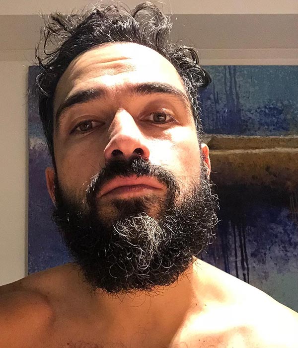 Alfonso Herrera com barba grisalha