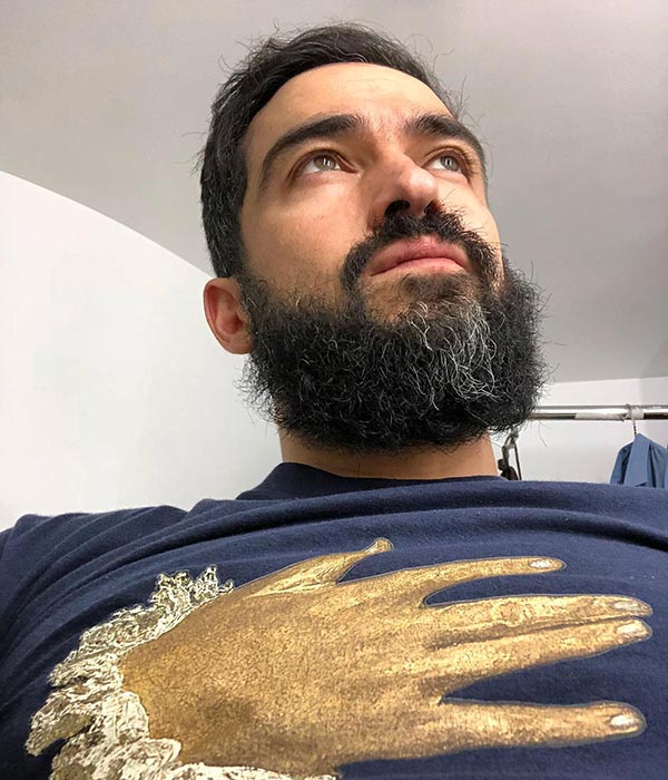 Alfonso Herrera com barba grisalha