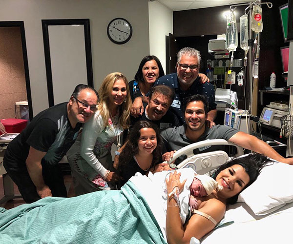 Juliana Almeida junto com a família e amigos após dar à luz