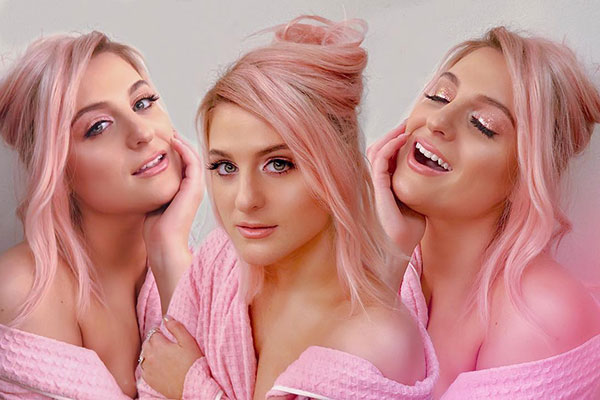 Meghan Trainor com os cabelos rosa