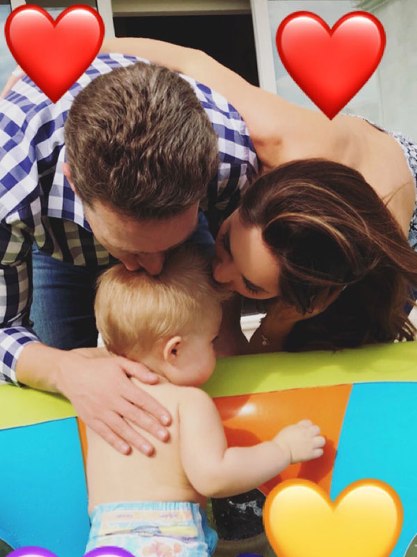 Anahi e o marido Manuel Velasco beijando o filho Manuel Velasco Puente