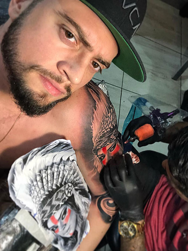 Marido de Preta Gil fazendo tatuagem