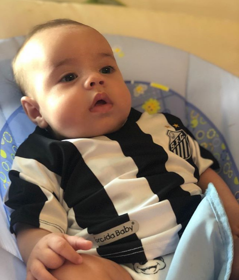 Giuseppe, filho de Valentina Francavilla, com camiseta do time de futebol Santos