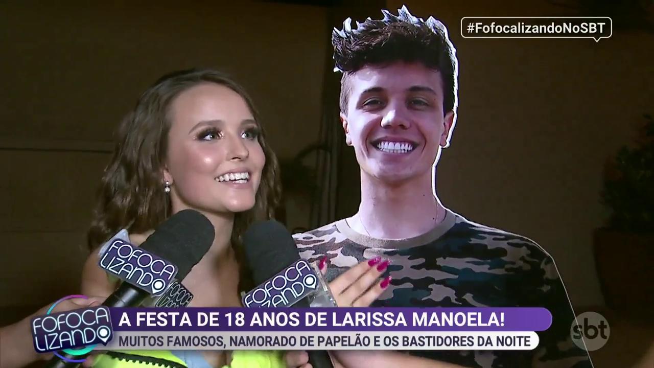 Larissa Manoela em sua festa de dezoito anos com seu namorado de papelão