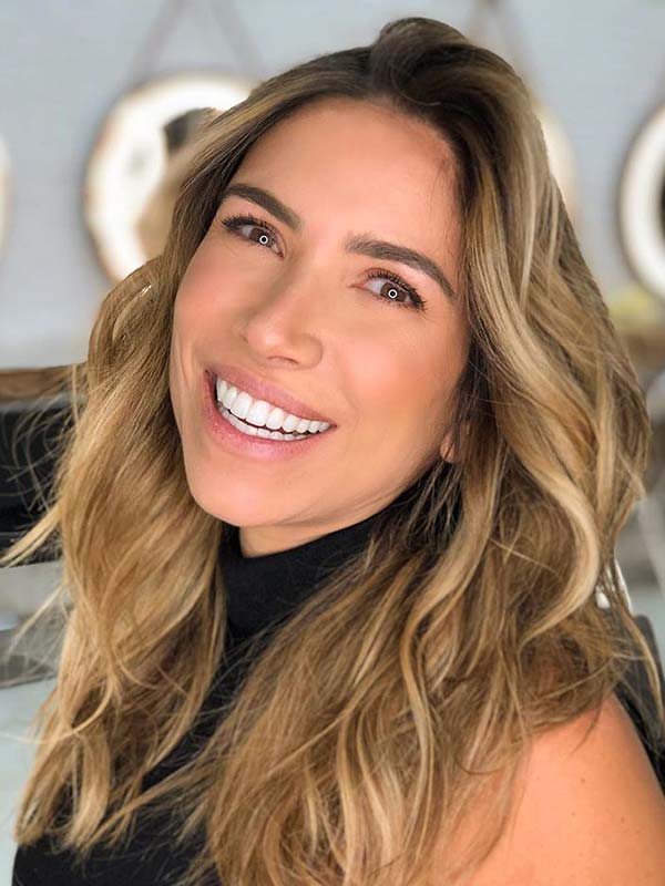 Patricia Abravanel sorrindo após iluminar os cabelos e ficar mais loira