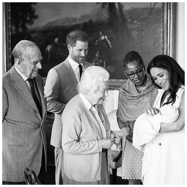 Rainha Elizabeth visita seu neto Archie, primeiro filho de Meghan e Harry