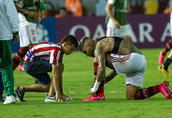 Gabigol dando a chuteira ao torcedor colombiano 