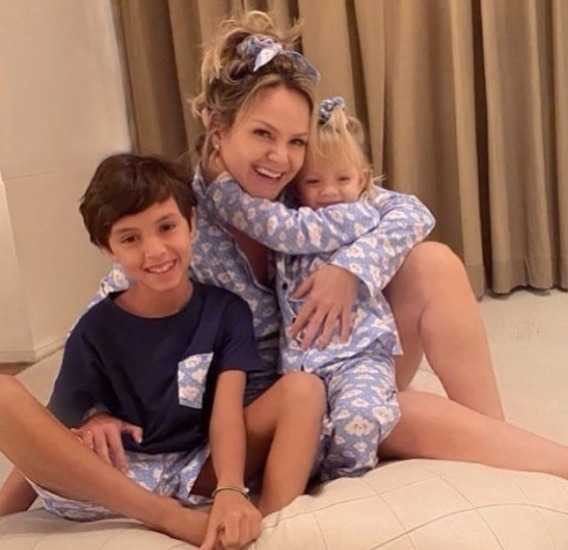 Eliana sorri abraçada com os filhos, Arthur e Manu (Reprodução/Instagram)