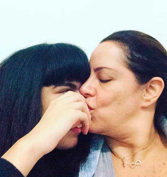 Silvia Abravanel beijando a filha Luana 