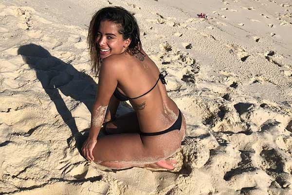 Anitta na praia