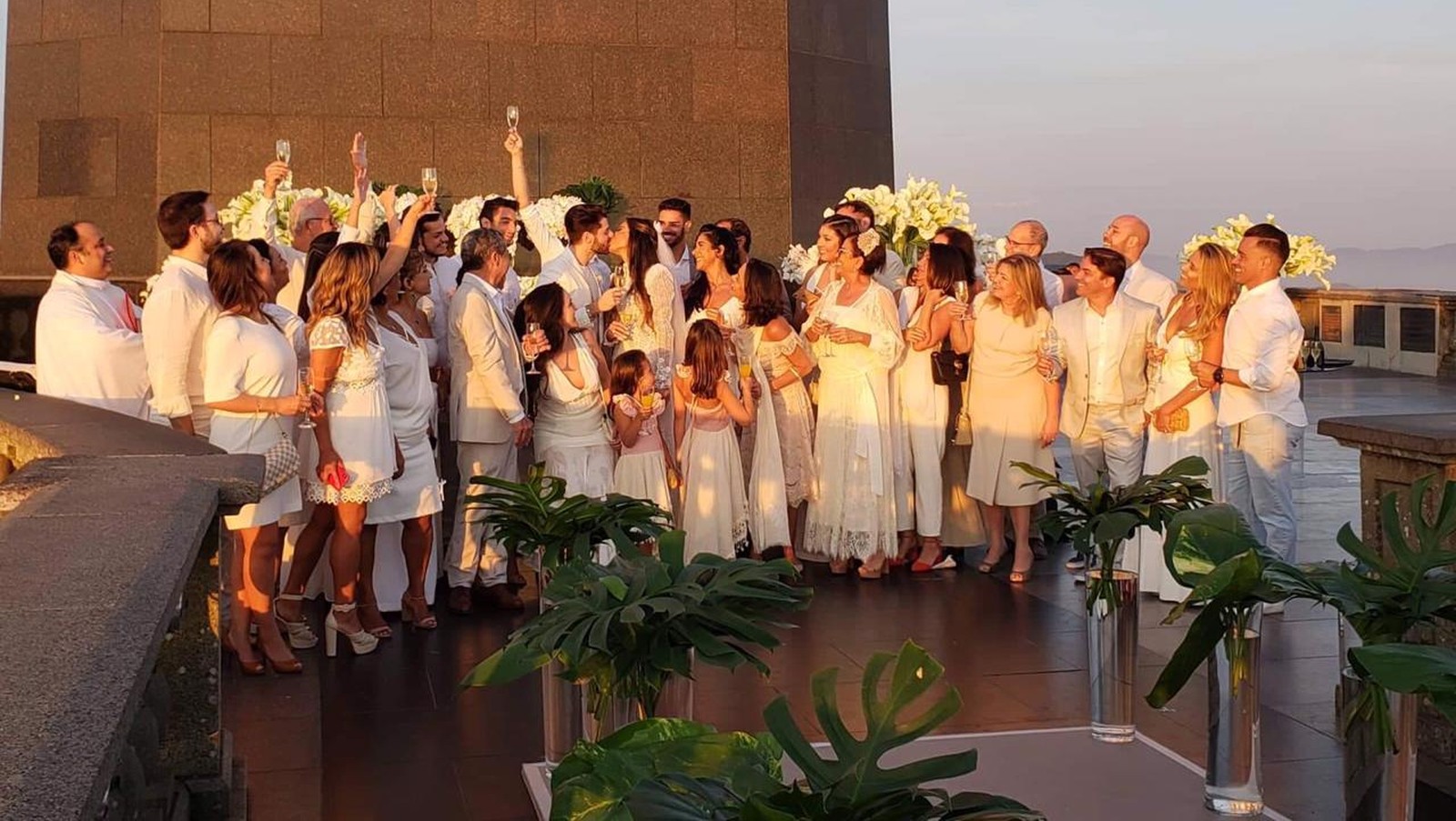 Todos os convidados vestiram branco na cerimônia de casamento de Alok e Romana Novais