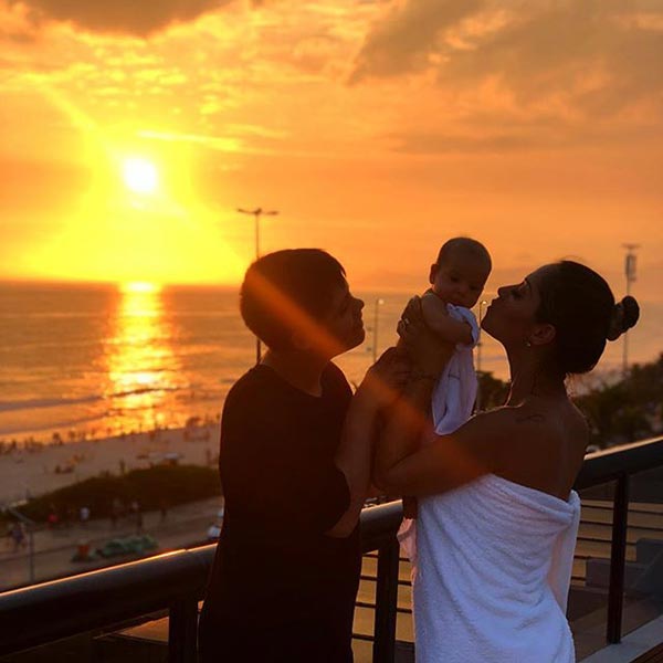 Mayra Cardi junto com a família