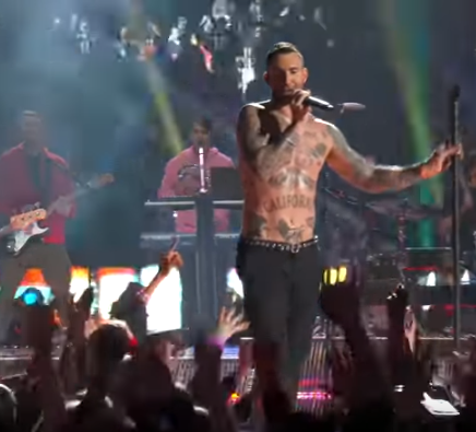 Adam Levine sem camiseta no Super Bowl