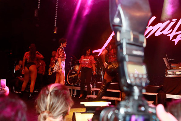 Bruna Marquezine rebolou no palco ao lado de Neymar