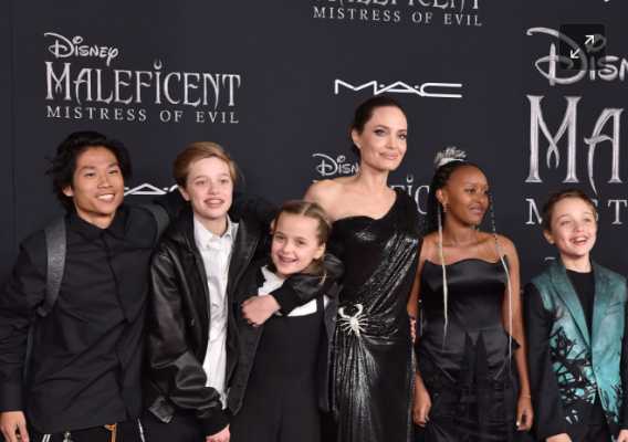 Angelina Jolie e os Filhos 