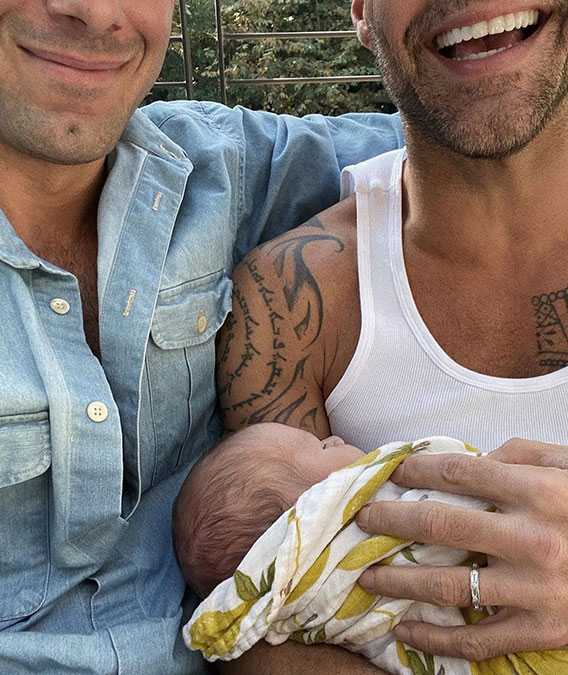 Ricky Martin e o marido segurando com o filho Renn