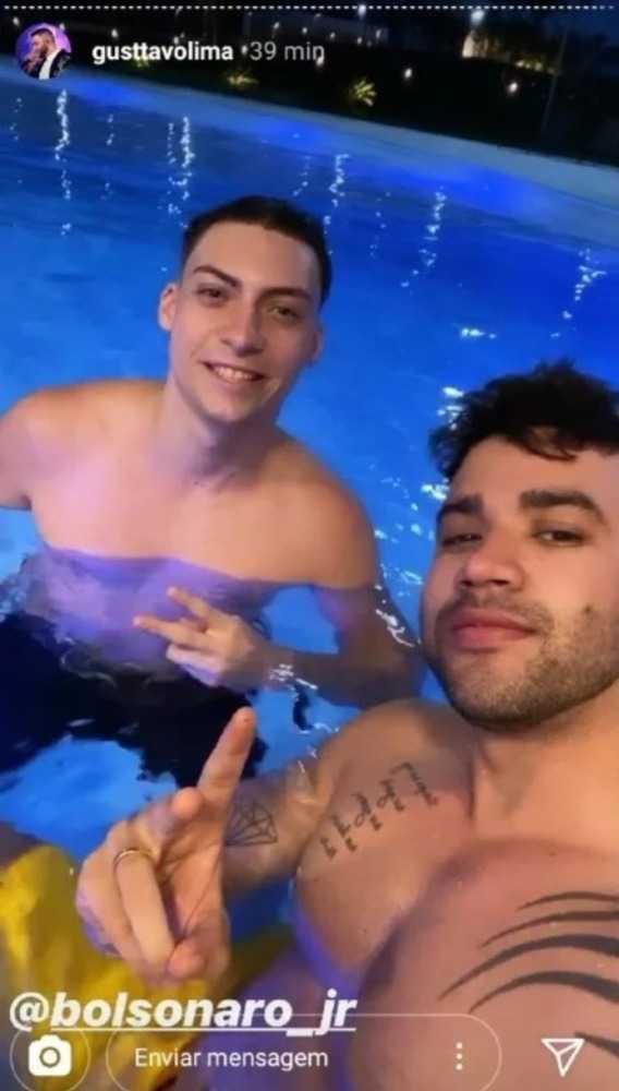 Gusttavo Lima e Jair Renan Bolsonaro curtem piscina juntos (Reprodução/Instagram)