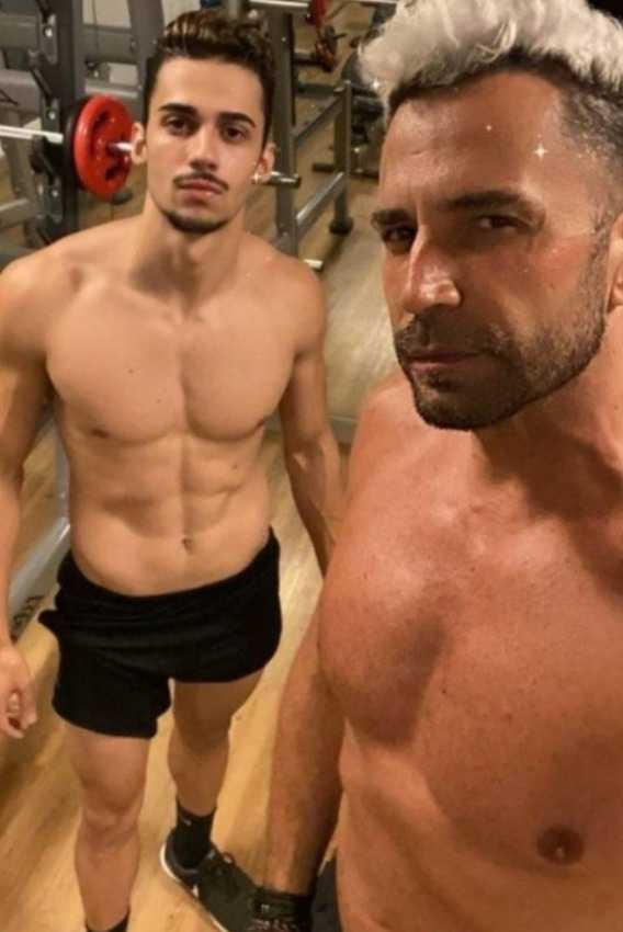 Latino e Guilherme Dams em foto enquanto fazem exercícios físicos (Reprodução/Instagram)